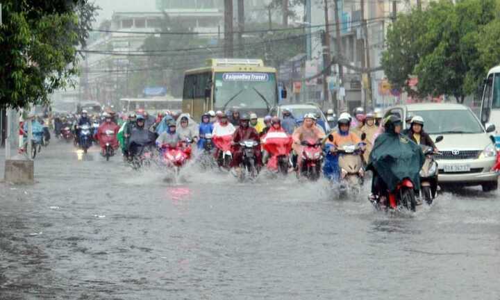 Miền Bắc mưa dông trên diện rộng, nguy cơ ngập lụt