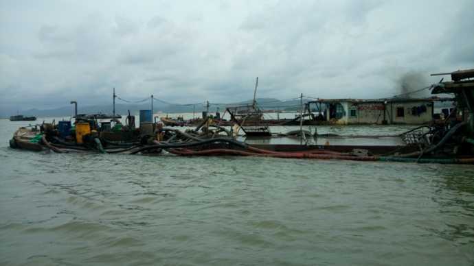Bí thư Quảng Ninh 'vi hành', hàng chục tàu khai thác cát trái phép bỏ chạy