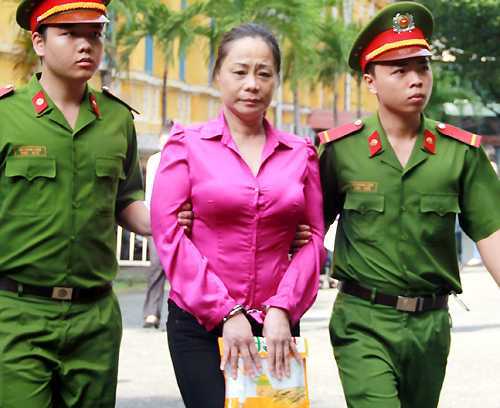 Hoa hậu Quý bà Tuyết Nga bình thản hầu toà