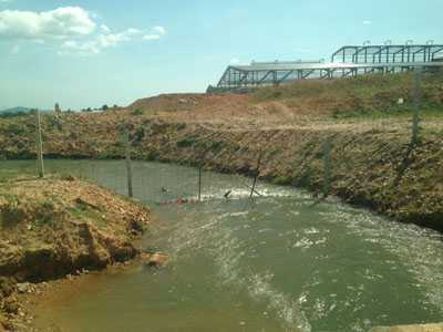 Cảnh tượng đáng sợ trong nhà máy xử lý rác thải cho Formosa khiến dân phải bỏ đi