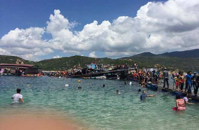 Sập nhà hàng nổi ở Ninh Thuận, nhiều người rơi xuống biển