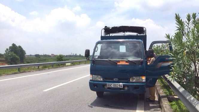 Bị CSGT truy đuổi, tài xế để xe trên cao tốc rồi bỏ trốn