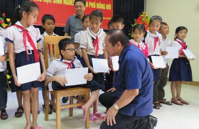 Bộ trưởng Trương Minh Tuấn trao học bổng cho học sinh nghèo TP Đồng Hới