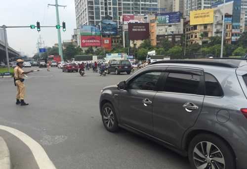 Hàng loạt xe biển trắng gắn 'bùa hộ mệnh' bất ngờ khi bị CSGT 'hỏi thăm'