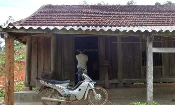 Côn đồ đạp cửa, xông vào truy sát cán bộ lâm trường trong đêm