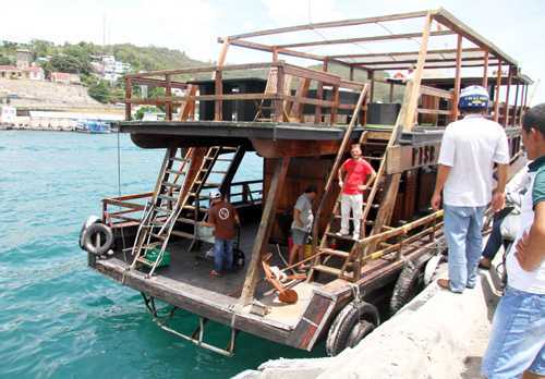 Va chạm liên hoàn trên biển, một tàu du lịch bị chìm