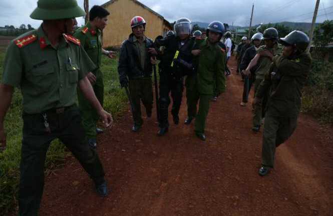 Hàng loạt cảnh sát bị thương khi bắt khẩn cấp 5 nghi phạm