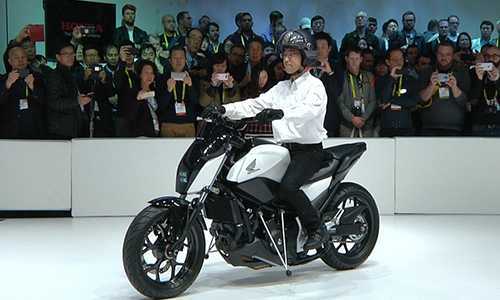 Xe môtô đứng không đổ của Honda gây ấn tượng mạnh