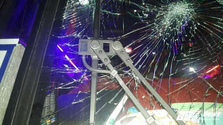 Nhóm côn đồ chặn đầu, đập phá xe khách trên quốc lộ