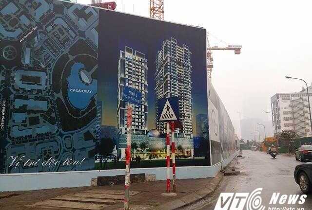 Công trình xây dựng quây tôn ‘nuốt trọn’ vỉa hè Hà Nội