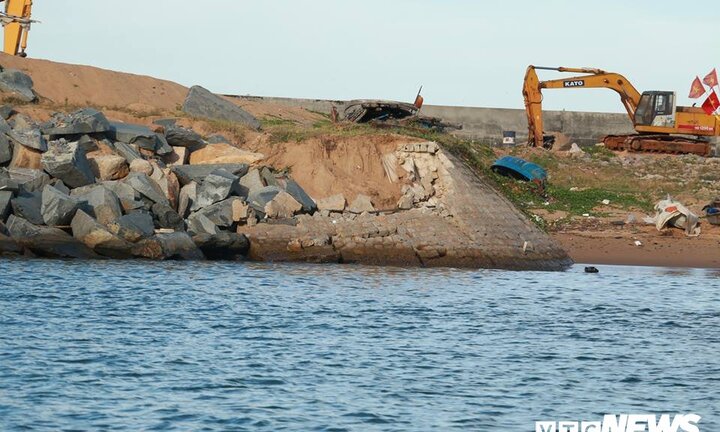 Nạo vét cửa biển Đà Diễn: Thông luồng hay tận thu cát?