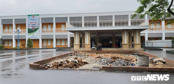 Có dự án hàng chục tỷ đồng, nước thải bệnh viện vẫn đổ ra hồ ở Quảng Ninh