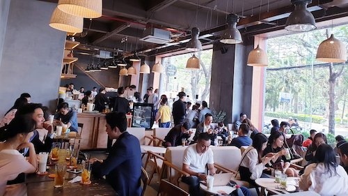 Quán cà phê, trà sữa đua nhau 'hét giá' vẫn đông nghẹt ngày Tết