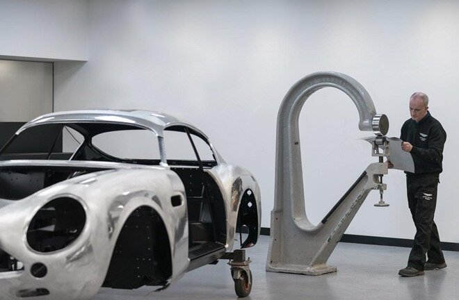 Aston Martin sản xuất thủ công 19 siêu xe DB4 GT Zagato Continuation
