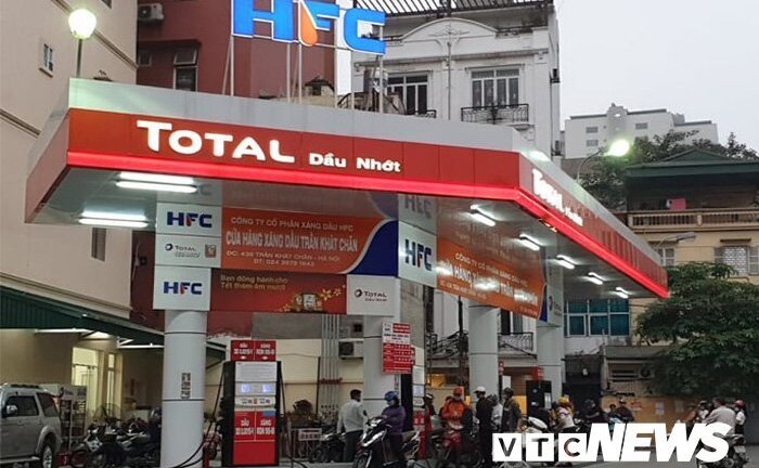 Giá xăng tăng ngấu nghiến, giảm nhỏ giọt cho có