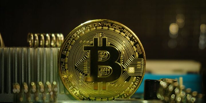 Giá Bitcoin sắp cán mức 13.000 USD