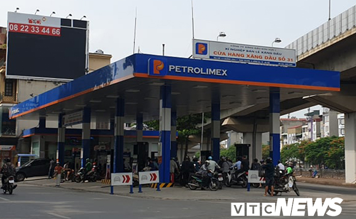 Giá xăng tiếp tục tăng, vượt 21.000 đồng/lít