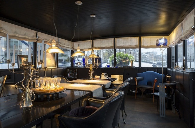 Bên trong 'cung điện nổi' xa xỉ trên sông ở Amsterdam