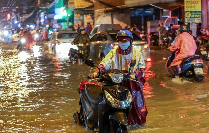 Ảnh: Mưa lớn, dân TP.HCM bì bõm lội nước 4km về nhà lúc nửa đêm