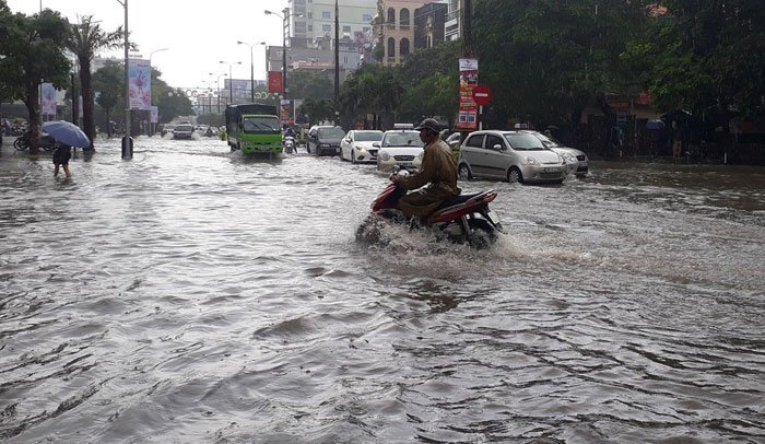 Mưa xối xả, đường phố Thanh Hóa biến thành sông, giao thông tê liệt