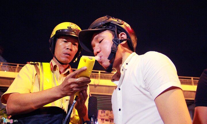 Ảnh: CSGT kiểm tra nồng độ cồn ở Hàng Xanh sau vụ tai nạn kinh hoàng