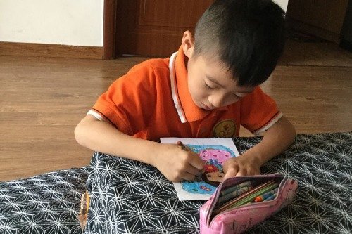 Hơn 10 năm con đi học, tôi chưa từng tặng quà cho giáo viên