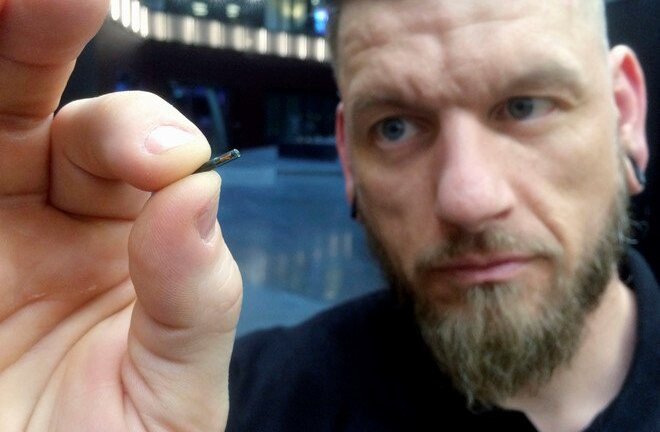 Cấy chip vào người sống, quyền riêng tư có bị xâm phạm?