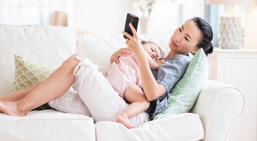 Trẻ con 'thèm khát' cha mẹ đừng chúi đầu vào điện thoại