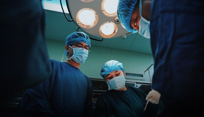 Nơi bác sĩ phải mặc áo mưa, đeo 3 lớp găng tay trong phòng mổ