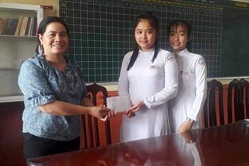 Quảng Trị: Bốn nữ sinh nhặt được tiền trả lại người đánh rơi