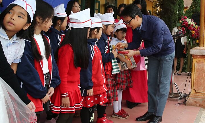 Quà lì xì đặc biệt của Phó Thủ tướng Vũ Đức Đam