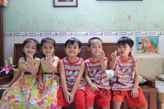 Những đứa trẻ trong ca sinh 5 đầu tiên ở Việt Nam bây giờ ra sao?
