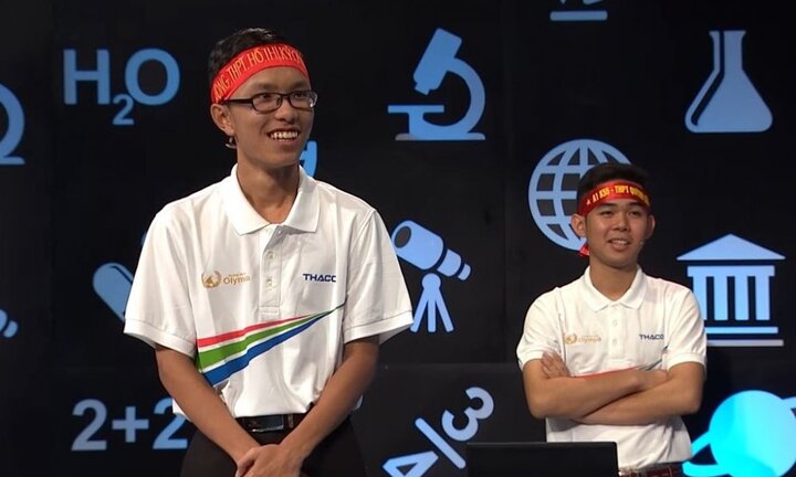 Nam sinh 'gây bão' mạng với màn múa quạt tại Đường lên đỉnh Olympia