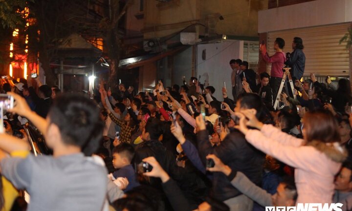 Ảnh: Hàng nghìn người giơ điện thoại chờ live phút Tổng thống Trump đến Marriott