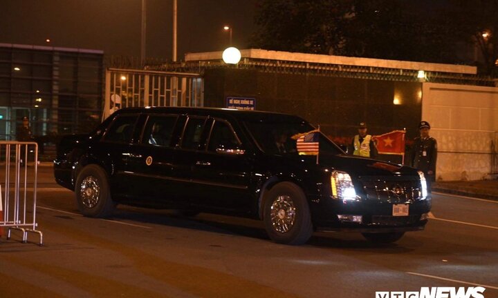 Ảnh: Tổng thống Donald Trump lên The Beast về khách sạn Marriot