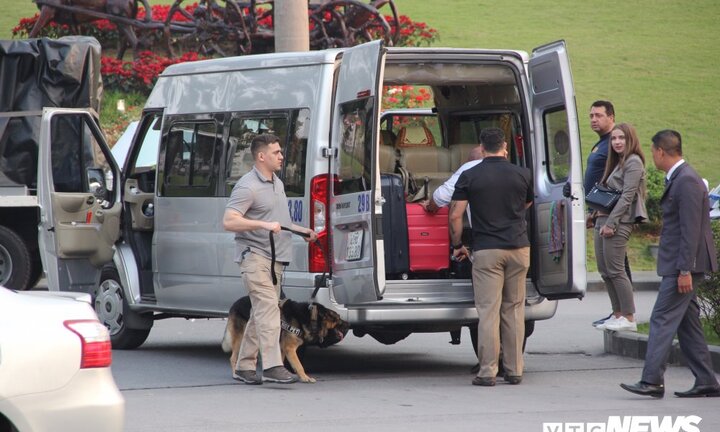 Ảnh: Chó nghiệp vụ 'soi' từng xe ra vào khách sạn Marriott