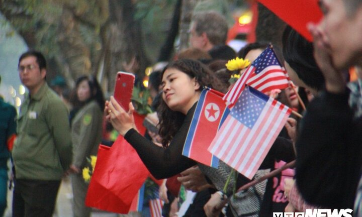 Người dân đứng chật kín hai bên đường chờ Tổng thống Trump và Chủ tịch Kim Jong-un
