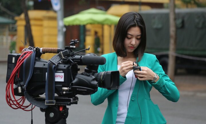 Nhiều 'bóng hồng' phóng viên quốc tế cắm chốt 24/24 quanh khách sạn Melia