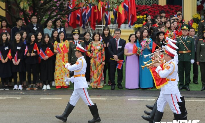 Ảnh: Tàu bọc thép, quân nhạc sẵn sàng chuẩn bị tiễn Chủ tịch Kim Jong-un lên tàu về nước