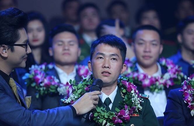 Hành trình gieo chữ cho người dân bản cao của thầy giáo 'quân hàm xanh'