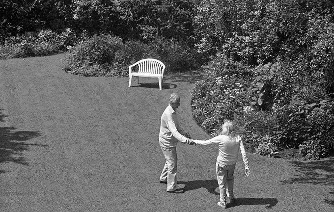 Cảm động cảnh người chồng ân cần chăm sóc vợ bị bệnh Alzheimer khi về già