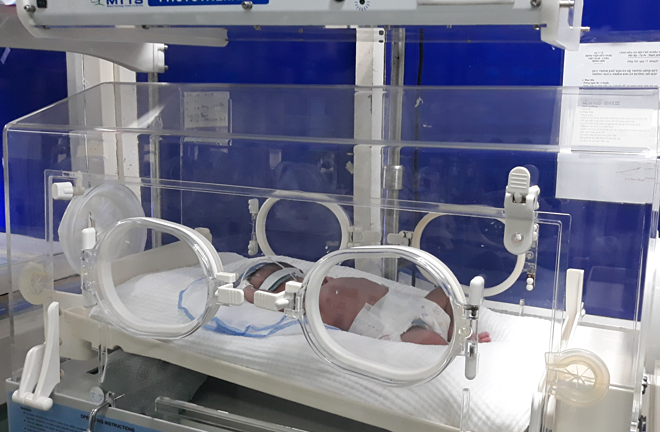 Nữ sinh 17 tuổi ở Quảng Bình tự sinh con rồi bỏ bé vào nhà vệ sinh