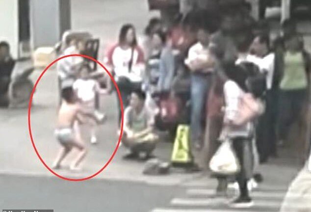 Thô lỗ với bạn nữ, cậu bé 7 tuổi bị mẹ phạt cởi đồ ngay trên đường phố