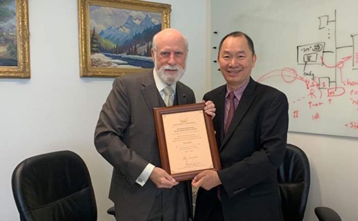 Cuộc gặp đầy hứng khởi với 'cha đẻ Internet'