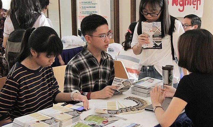 Xét tuyển đại học 2019: Học sinh chạy đua vào ngành ‘việc nhẹ, lương cao’