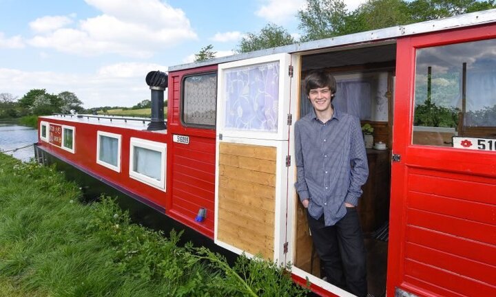 Nam sinh 18 tuổi biến con thuyền cũ thành căn nhà tiện nghi