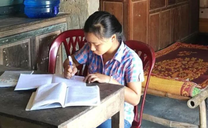 Nữ sinh quỳ gối khóc xin thi lại môn Văn: Xin thêm biên chế để thí sinh vào đúng nguyện vọng