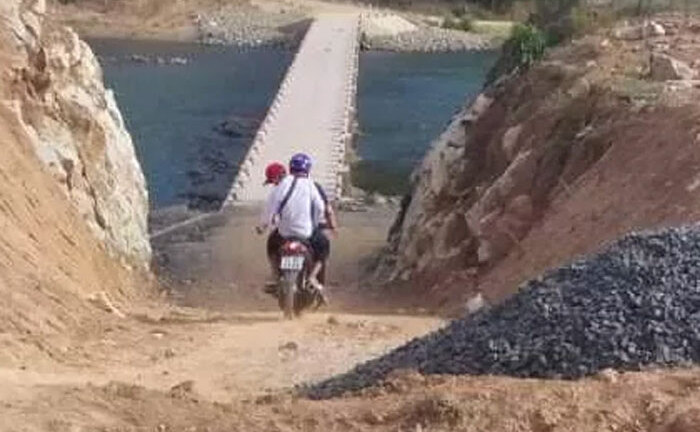 Thí sinh mải tìm bò lạc, đội tình nguyện viên vượt suối đi tìm chở đến dự thi