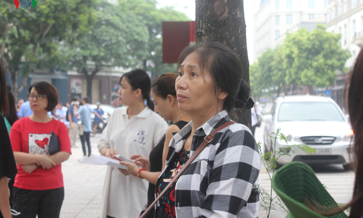 'Tôi chỉ mong ngày thi nhanh kết thúc, nhìn các con học khổ quá'