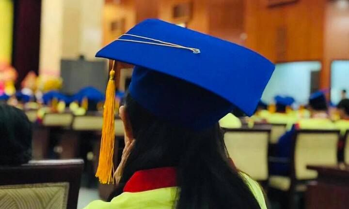 Đại học Luật TP.HCM trao bằng tốt nghiệp cho sinh viên qua đời do ung thư
